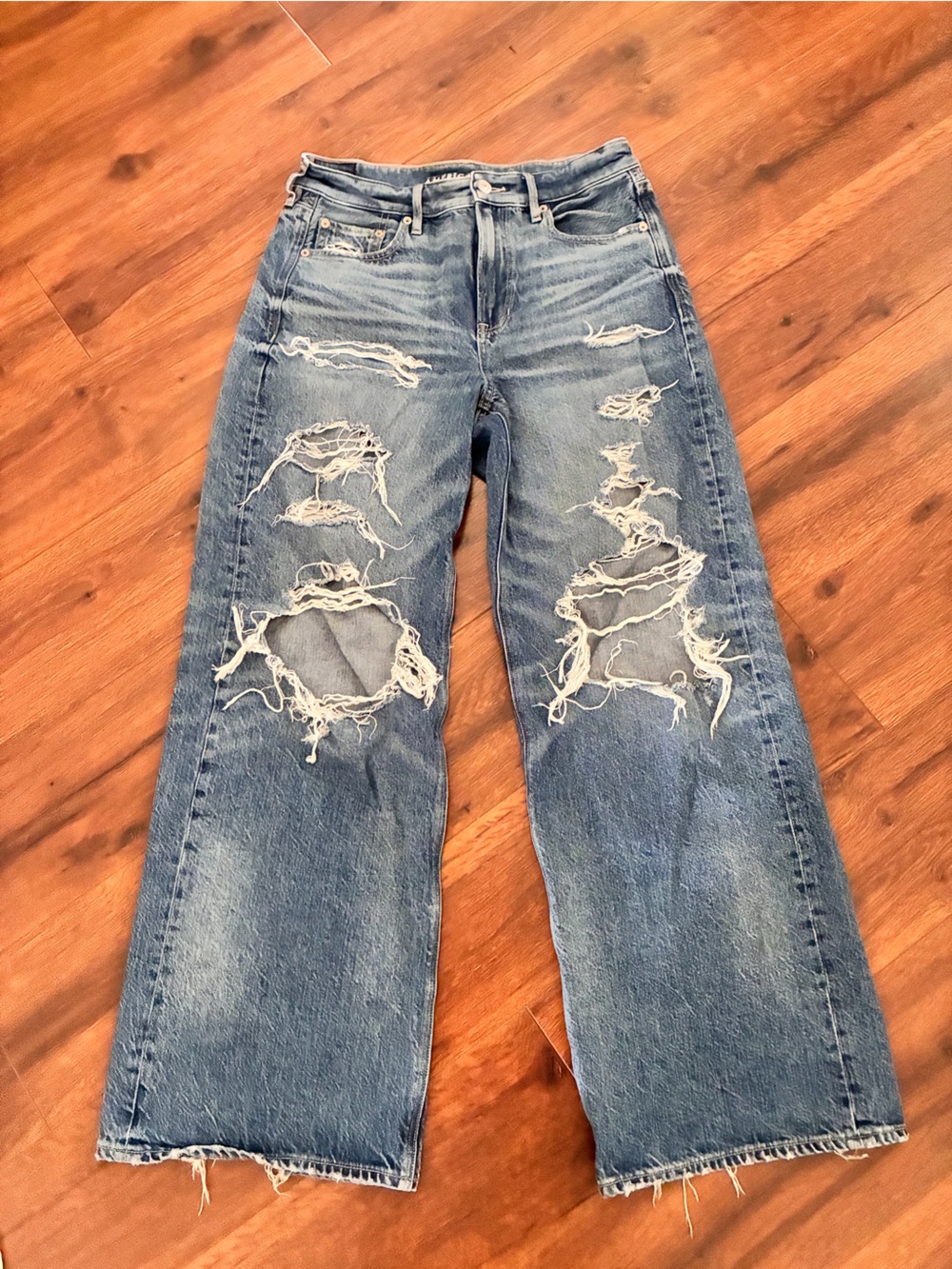 American Eagle distressed jeans in a light wash — size 4 Short